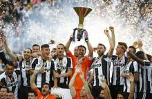 Bantai Sampdoria 5-0, Juventus Angkat Trofi Scudetto