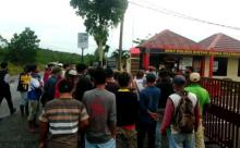 Massa Geruduk Polres Bintan Pertanyakan Dugaan Penganiayaan oleh Pekerja PT BAI