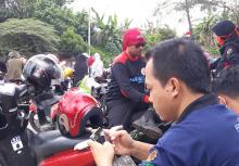 Bosan Nunggu Aksi Demo, Puluhan Buruh Larut dengan Game Mobile Legend