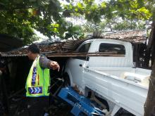 Mobil Terbang Sejauh 5 Meter dan Tabrak Bengkel, Sopir: Saya Lagi Melamun