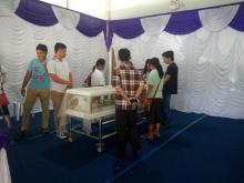 Anton Setia Menemani Jasad Fitri di Persemayaman