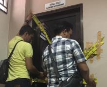 Petugas Pasang Police Line di 5 Ruangan Kantor Dinas Lingkungan Hidup