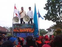 Wali Kota dan Ketua DPRD Naik Mobil Pendemo, "Hidup Wali Kota!". Massa Buruh pun Bubar