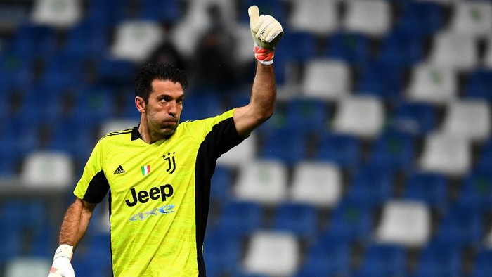 Klub Mantan Juara Portugal Goda Buffon dengan Tawaran 