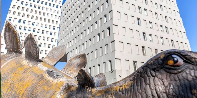 Jasad Seorang Pria di Spanyol Ditemukan dalam Patung Dinosaurus