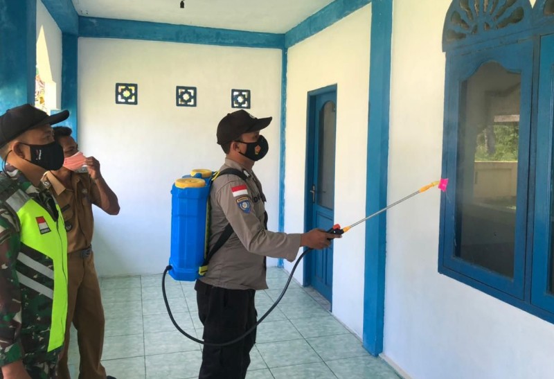 Polisi di Natuna Semprotkan Disinfektan ke Sejumlah Tempat Ibadah