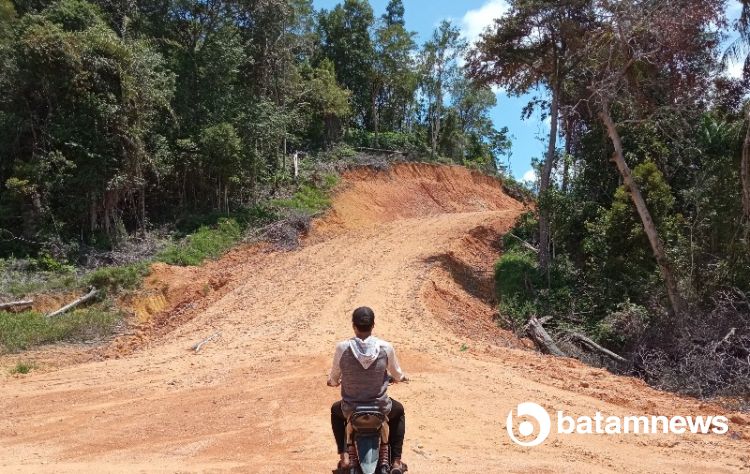 Tinggal 7 Kilometer Lagi Warga Desa Mentuda Bisa Jalan Darat ke Ibu Kota Lingga