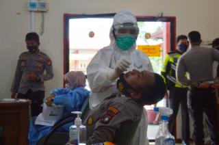 Dozens of Natuna Police Personnel Undergo PCR Swab