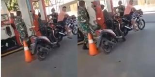 Pemotor Berseragam Loreng Main Gaplok Petugas SPBU