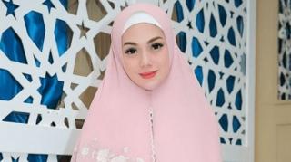 Ibunda Celine Evangelista Hamil Bayi Kembar di Usia 50 Tahun