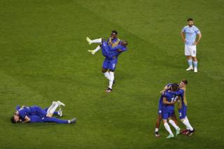 Chelsea Juara Liga Champions, Kante Diangkat-angkat