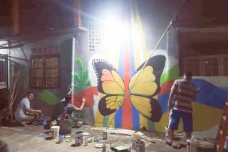 Warga Lukis Dinding Perumahan Percantik Kampung Seni Batam