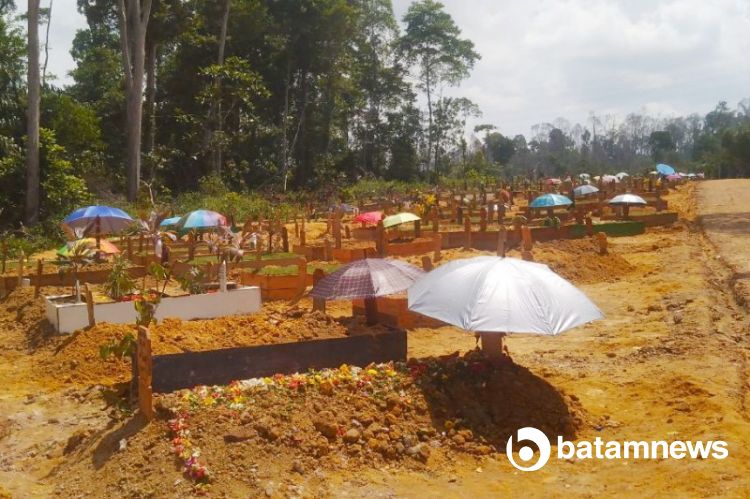 Suka Duka Penggali Kubur TPU Sei Temiang di Tengah Pandemi Corona