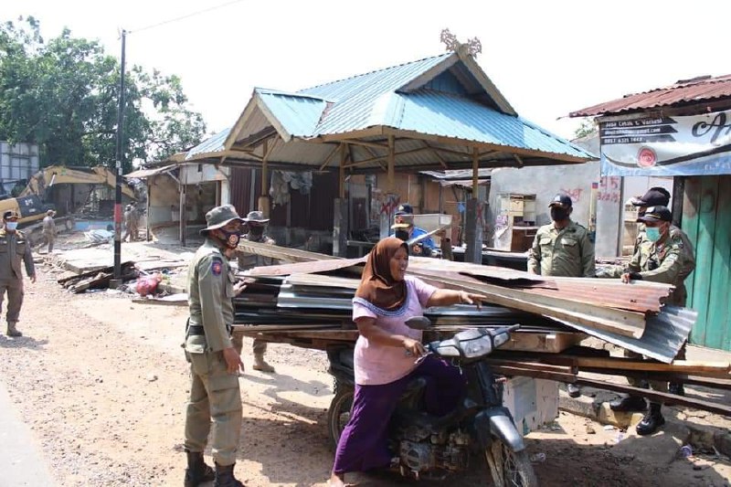 Pemko Batam Pindahkan 165 Bangunan di Simpang Barelang