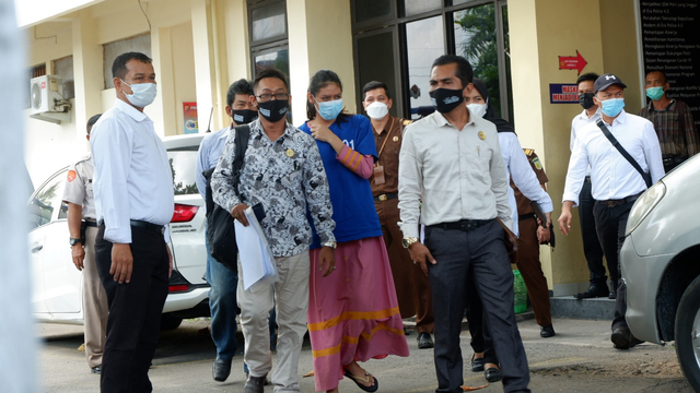 Tangis Nani saat Rekonstruksi Kasus Sate Sianida di Bantul