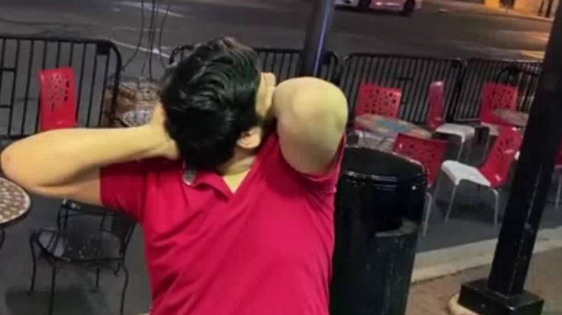 Jangan Ditiru, Pria Ini Bisa Putar Kepalanya Hingga 180 Derajat