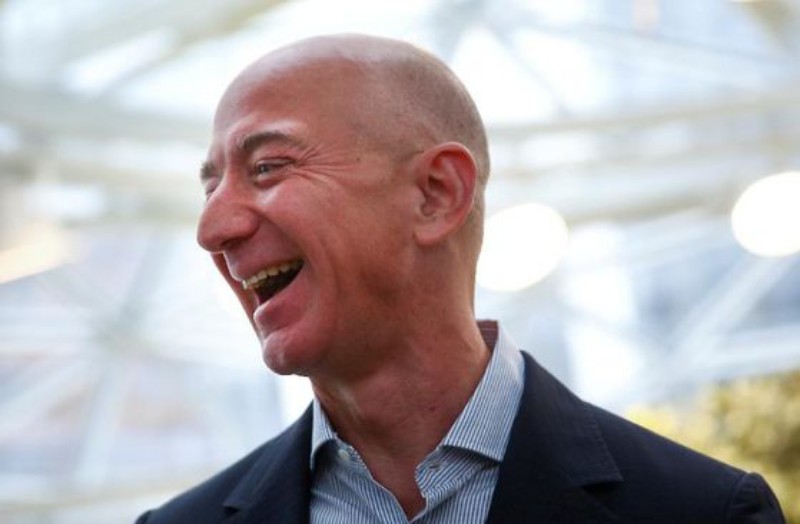 Orang Terkaya di Dunia Jeff Bezos Mau Terbang ke Luar Angkasa