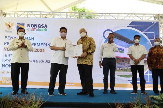 Menko Perekonomian RI Serahkan PP KEK BAT dan Nongsa