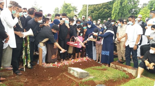Markis Kido Dimakamkan Satu Liang dengan Sang Ayah