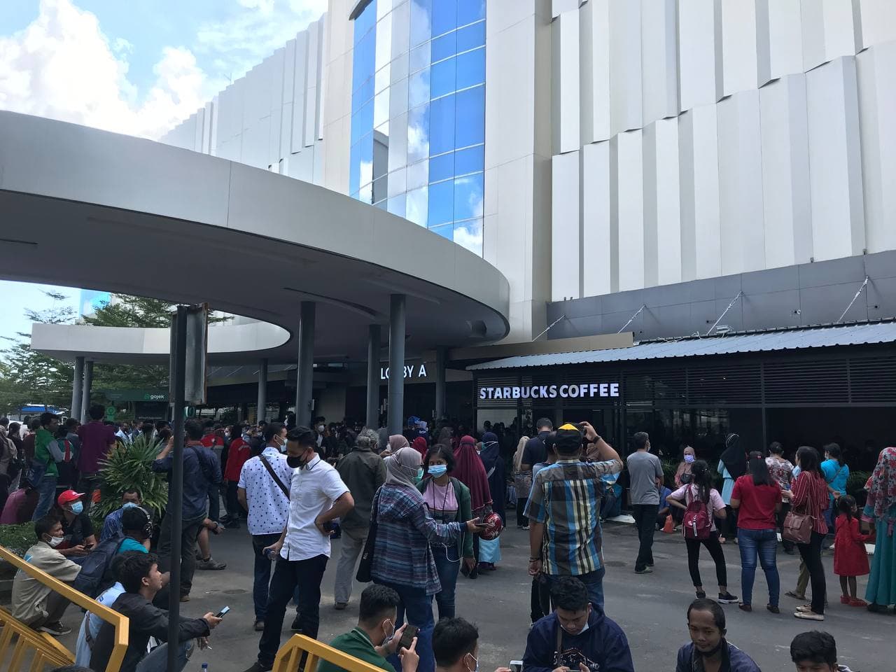 Kerumunan di Kegiatan Vaksinasi Gratis di Mega Mall Batam Centre