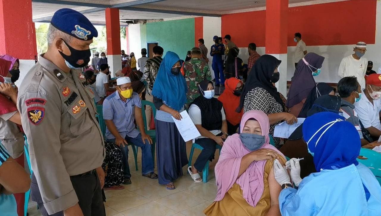 Officers Are Exhausted By Vaccination of Islanders in Karimun Until They Run Out Of Stock