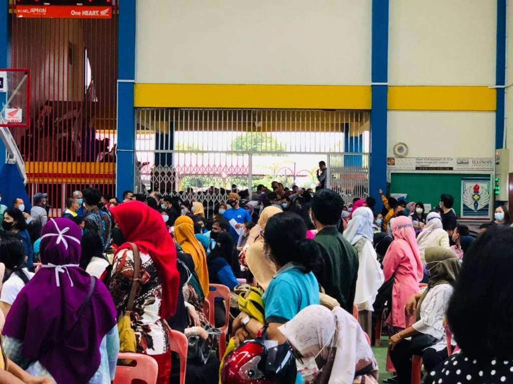 Satpol PP Terpaksa Bubarkan Vaksinasi Massal Guru di Batam