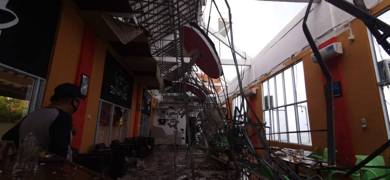 Puting Beliung Terjang Kafe di Karimun hingga Rusak Parah 