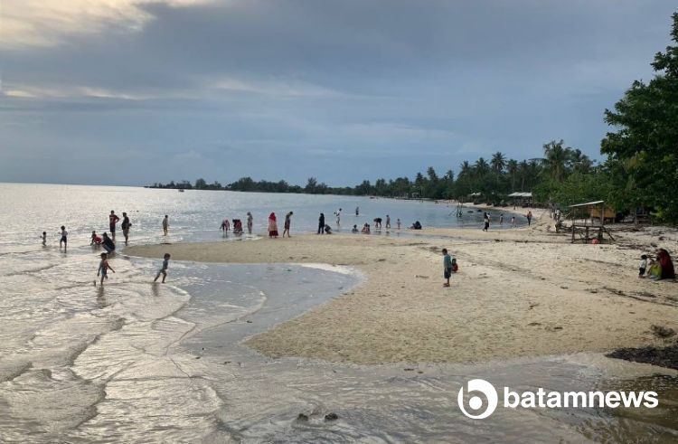 Warga Tanjungpinang Asyik Nikmati Akhir Pekan di Pantai Siambang
