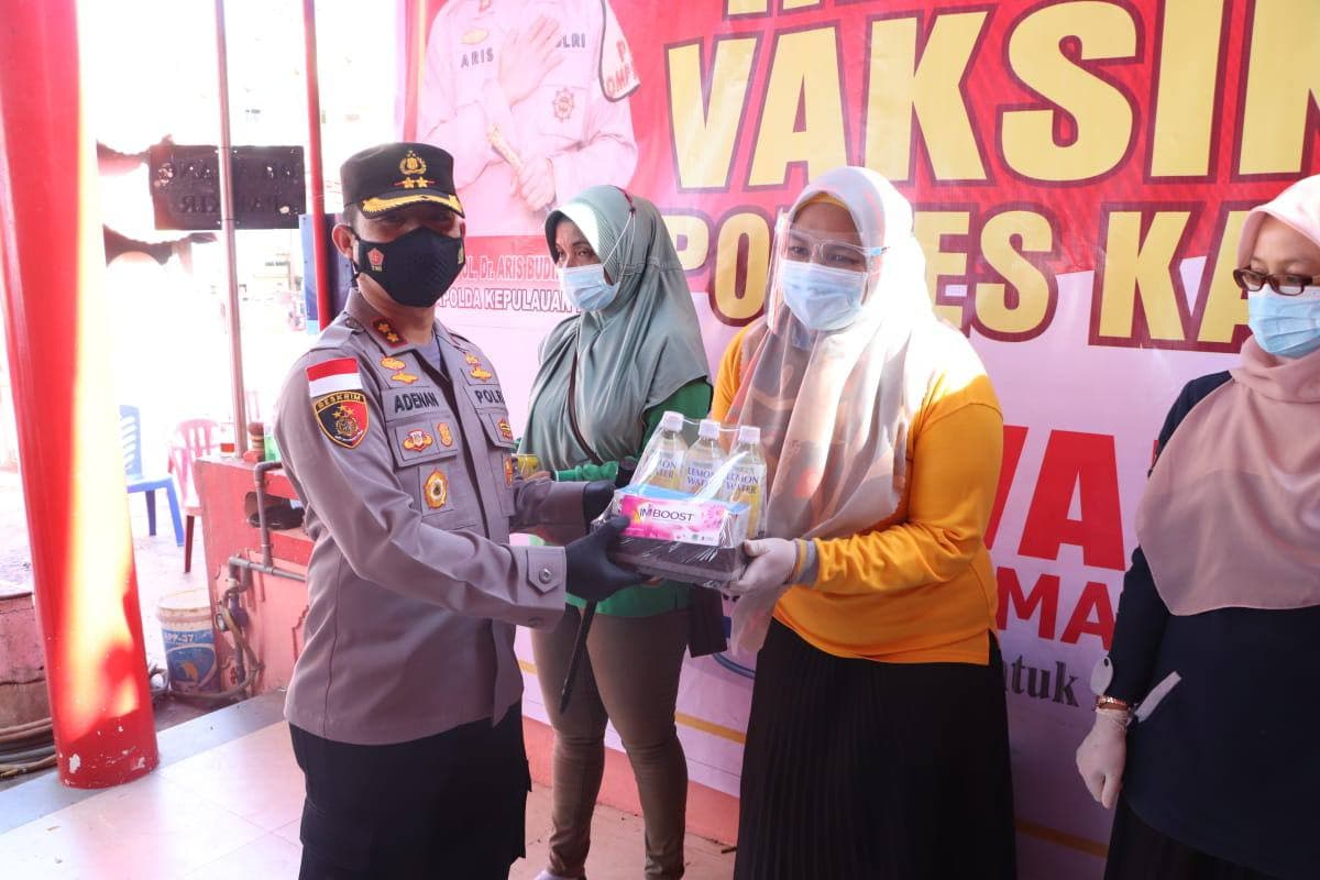 Agar Fit Bertugas, Polres Karimun Bantu Nakes dan Vaksinator Suplemen