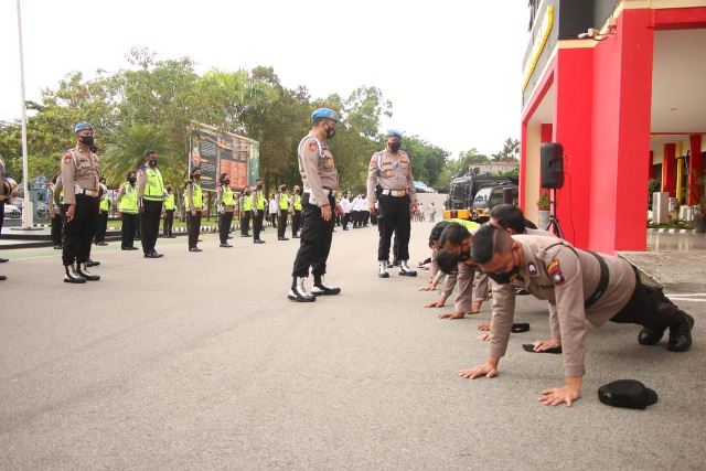 12 Polisi di Batam Kena Sanksi Gegara Berambut dan Berjenggot Panjang