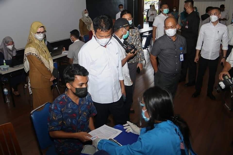 Tinjau Vaksinasi, Wako Rudi Beri Suntikan Semangat ke Warga dan Petugas Nakes