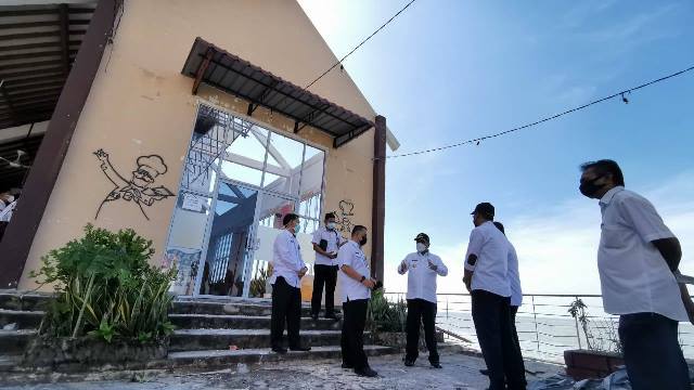 Tinjau Coastal Area, Bupati Rafiq Janji Bantu Perbaiki Kerusakan Akibat Puting Beliung