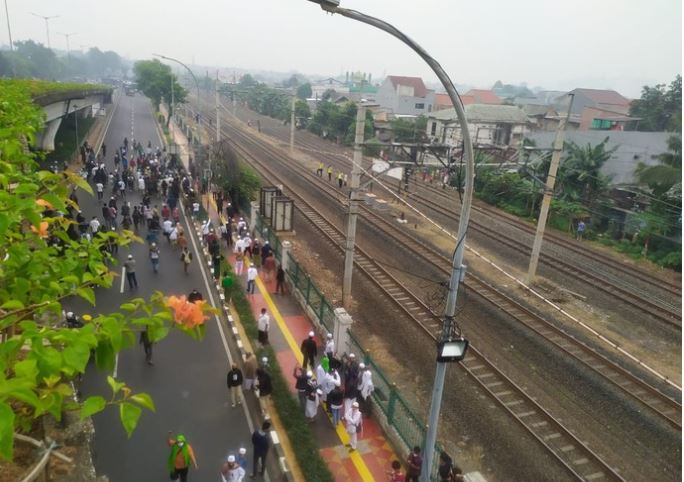 Jelang Vonis Habib Rizieq, Massa Bentrok dengan Polisi 