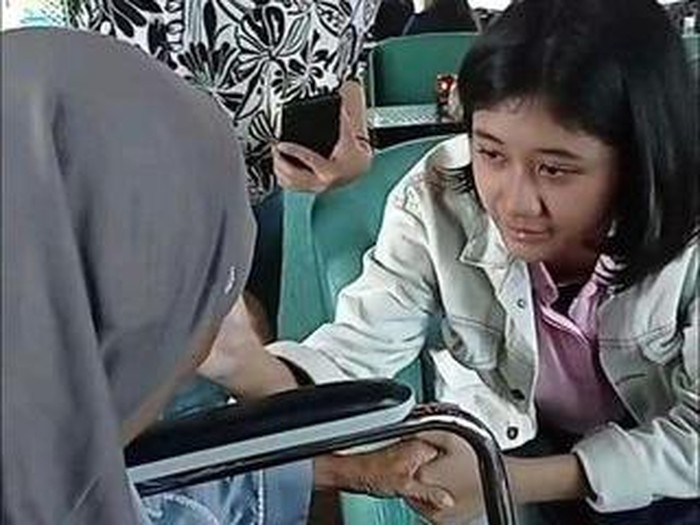 Ibunda Nike Ardilla Bertemu Amel yang Viral Mirip Putrinya, Nangis Terharu