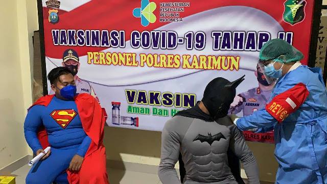 Dua Superhero Ajak Warga Karimun Ikut Vaksin Covid