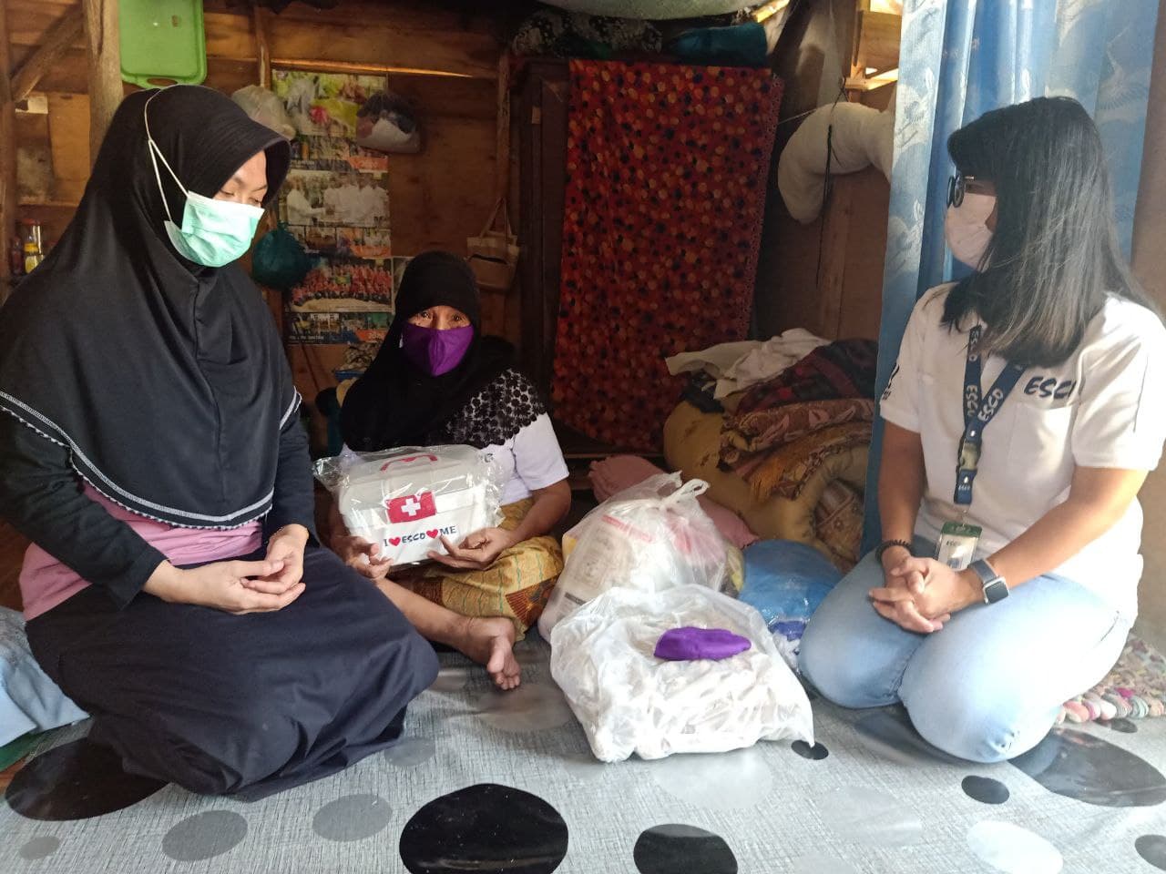Hidup Sebatang Kara, Mata Nenek Lina Berlinang Dapat Sembako dari PT Esco