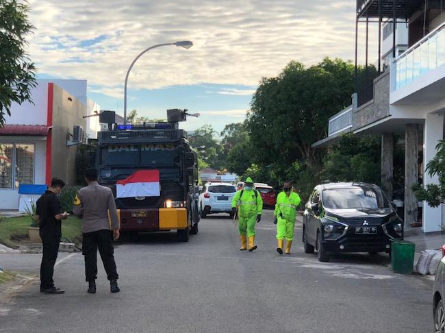 Warga Meninggal Diduga Covid, Polisi Semprot Perumahan Kezia Residence Batam