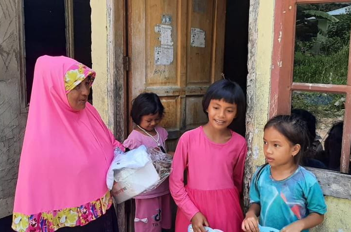 PT Esco Keliling Bintan Bagikan Bantuan, Sasarannya Anak-anak hingga Lansia