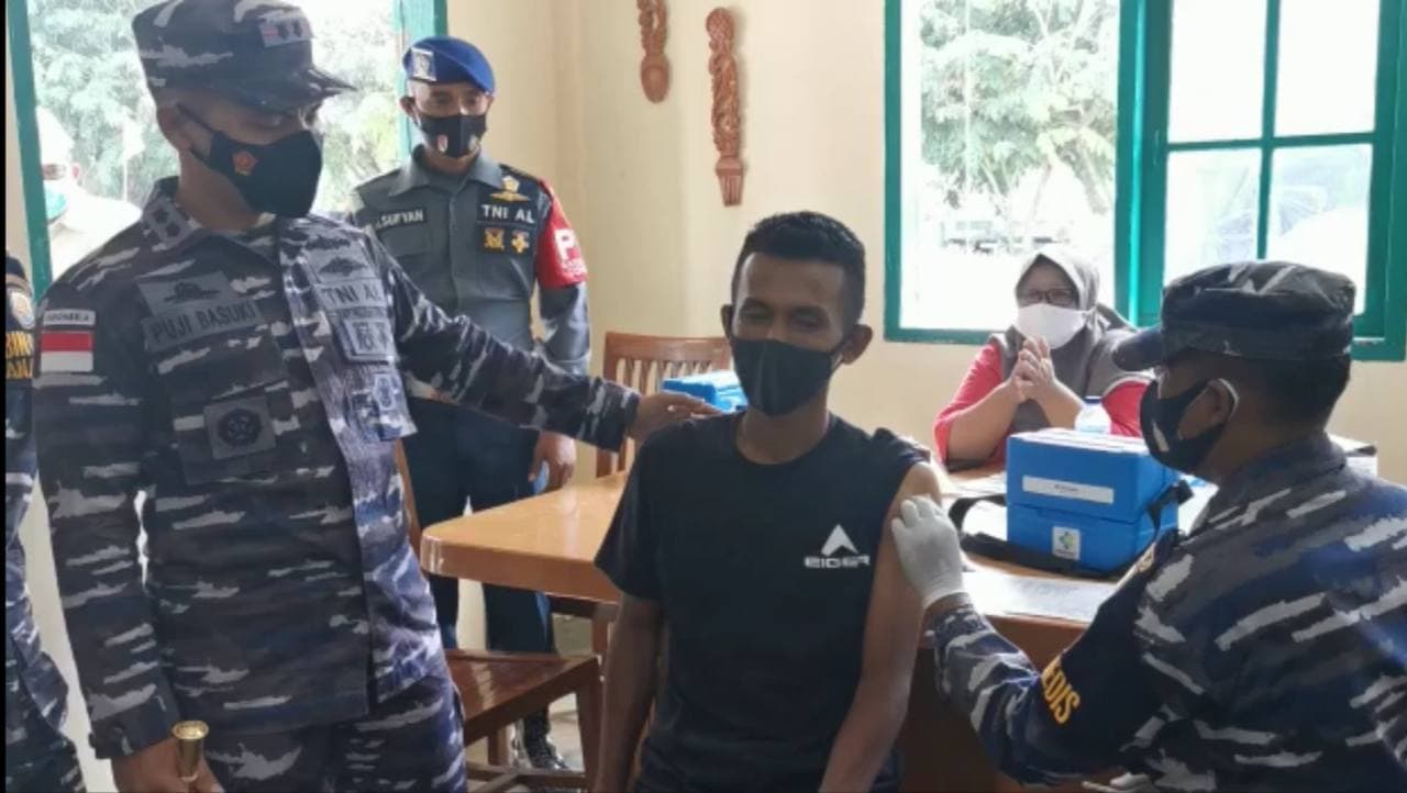 Lanal Tanjungbalai Karimun Fasilitasi Vaksinasi Ratusan Karyawan PT WPK