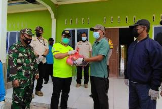 Bupati Lingga Motivasi dan Bagi Sembako ke Pasien Covid di Sungai Besar