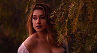 Photoshoot Sarah Azhari Bikin Netizen Meleleh