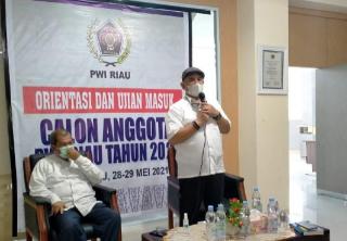 Raih Nilai Terbaik, 3 Anggota Baru PWI Meranti Dihadiahi UKW Gratis
