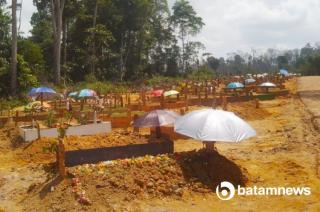 Suka Duka Penggali Kubur TPU Sei Temiang di Tengah Pandemi Corona
