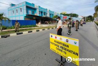 Terjaring Razia Prokes di Karimun, Pengendara Motor Kabur hingga Terjatuh
