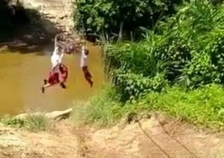 Viral Video Siswa SD di Riau Bergelantungan di Keranjang Demi Seberangi Sungai