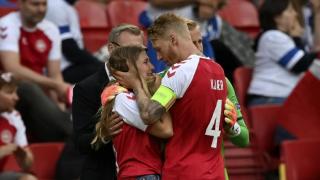 Momen Heroik Kjaer Saat Tenangkan Pacar Eriksen