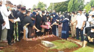 Markis Kido Dimakamkan Satu Liang dengan Sang Ayah