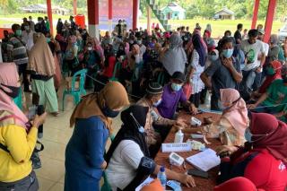Antusiasnya Warga Pulau Parit di Karimun Disuntik Vaksin Corona