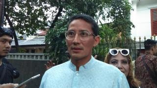 Panggung Acara Ambruk, Menteri Sandiaga Uno Peluk Tiang Kayu
