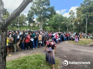 Dilema Vaksinasi Massal di Batam